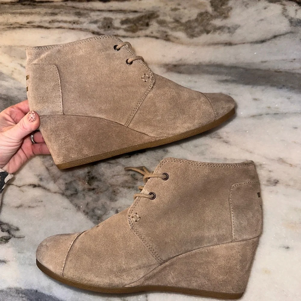 Toms Size 9 Women's Suede Wedge Lace Up Ankle Boots - Taupe‎